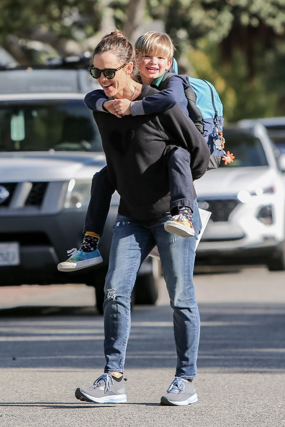 Jennifer Garner trägt ihren Sohn Huckepack