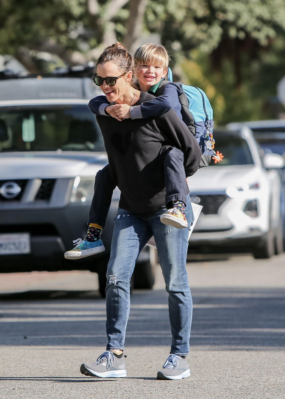 Jennifer Garner trägt ihren Sohn Huckepack Jennifer Garner trägt ihren Sohn Huckepack