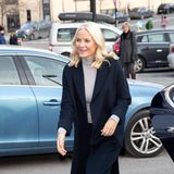 Mette-Marit erscheint schlicht, aber doch sehr raffiniert zu einem Charity-Event in Sandvika, Norwegen.