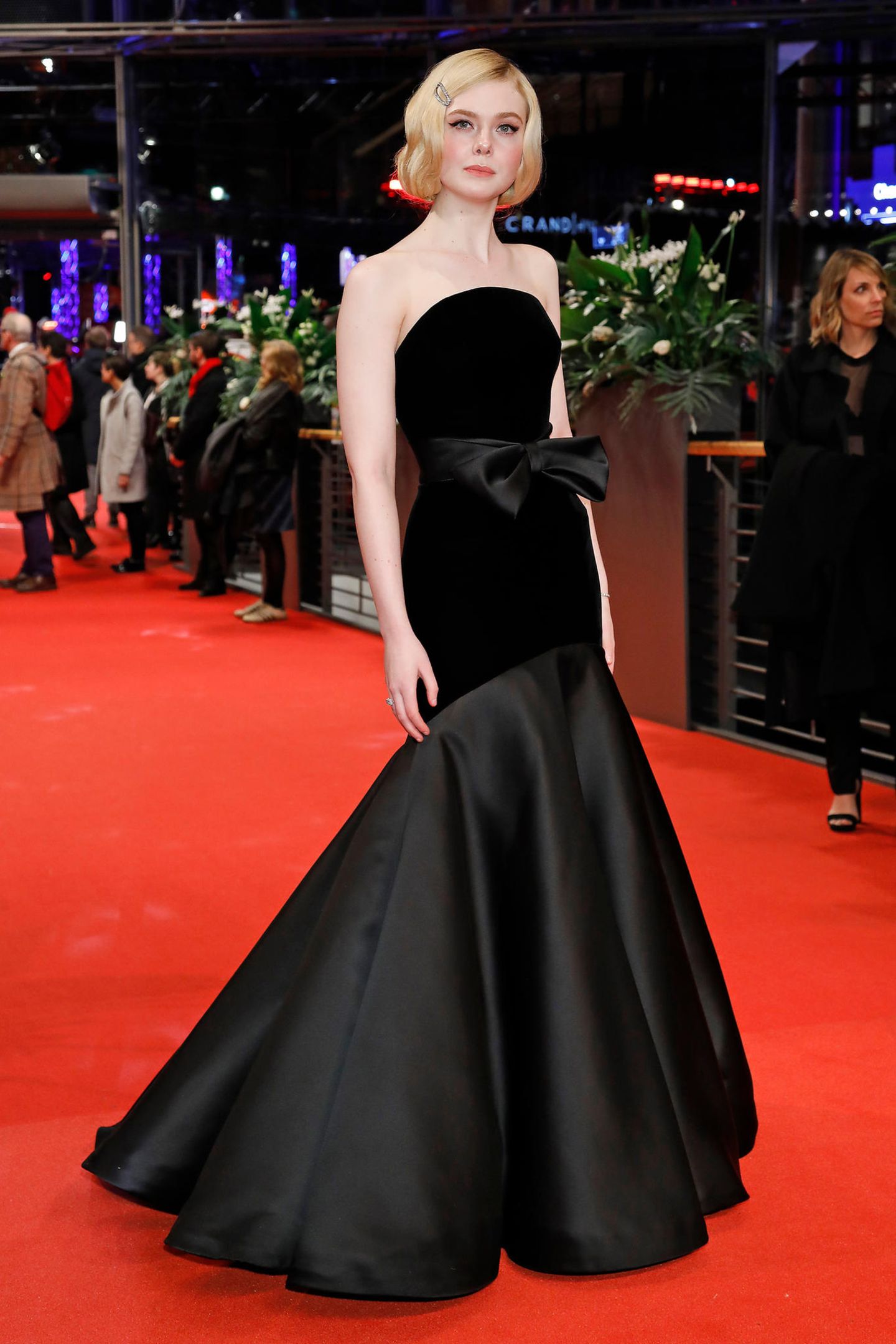 Wow, Elle Fanning trägt eine dramatische Abendrobe im Meerjungfrauen-Stil in schwarz.