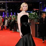 Wow! Elle Fanning trägt bei der 70. Berlinale eine dramatische Abendrobe im Meerjungfrauen-Stil in Schwarz.