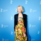 Cate Blanchett bringt 2020 mit einem Print-Kleid Tropen-Feeling auf den Red Carpet.