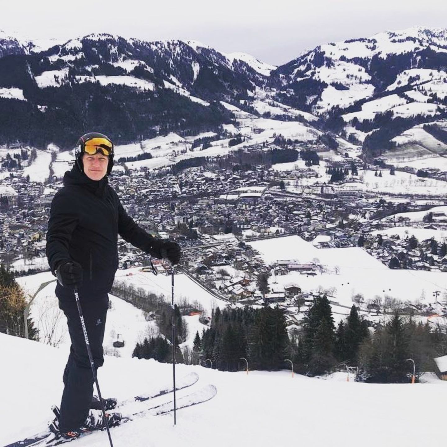 28. Februar 2020  "Immer noch flott unterwegs", schreibt Bastian Schweinsteiger zu diesem Foto aus dem Skiurlaub. Flott ist er hier gerade zwar nicht unterwegs, aber ein kurzes Verschnaufpäuschen muss ja auch mal drin sein. Wir finden, auf Skiern macht er eine mindestens genauso gute Figur wie auf dem Fußballplatz.