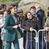 Der Anzug und die Seidenbluse sind von Hugo Boss, die gleichfarbigen Pumps von Magrit.