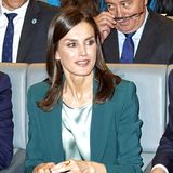Königin Letizia bringt bei der Bekanntgabe des Gewinners des Prinzessin von Girona-Preises mit einem Look in Petrol Farbe ins Spiel.