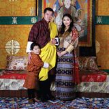 29. Februar 2020  Im Königreich Bhutan wächst die Vorfreude auf das zweite Kind von König Jigme und seiner Königin Jetsun, besonders der kleine Prinz Jigme scheint schon ganz gespannt zu sein auf sein Geschwisterchen, das diesen Frühling das Licht der Welt erblicken soll. Das schöne Familienmotiv wurde heute als offizielles Kalenderblatt für den März 2020 veröffentlicht
