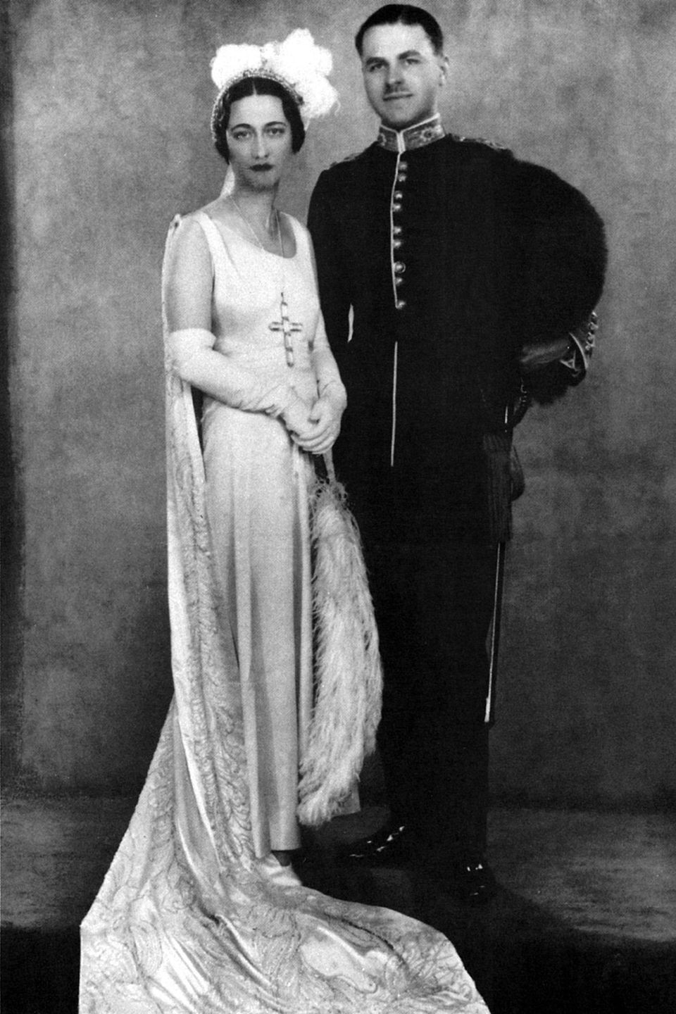 1928 heirate Wallis erneut. Diesmal hieß der Bräutigam Ernest Simpson. 1931 lernte Wallis Prinz Edward auf einer Party kennen. Erst wurde sie wurde Teil seines Freundeskreises, dann seine Geliebte und schließlich seine Lebensgefährtin. 1937 ließ sich Wallis von Ernest scheiden. 