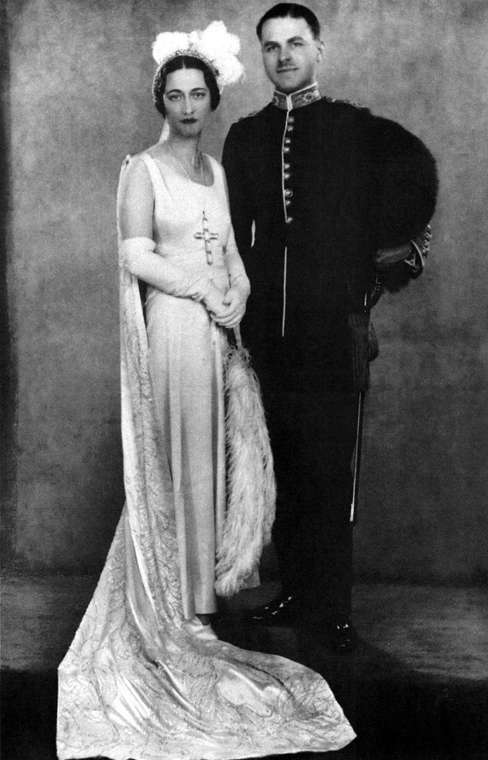 1928 heirate Wallis erneut. Diesmal hieß der Bräutigam Ernest Simpson. 1931 lernte Wallis Prinz Edward auf einer Party kennen. Erst wurde sie wurde Teil seines Freundeskreises, dann seine Geliebte und schließlich seine Lebensgefährtin. 1937 ließ sich Wallis von Ernest scheiden. 1928 heirate Wallis erneut. Diesmal hieß der Bräutigam Ernest Simpson. 1931 lernte Wallis Prinz Edward auf einer Party kennen. Erst wurde sie wurde Teil seines Freundeskreises, dann seine Geliebte und schließlich seine Lebensgefährtin. 1937 ließ sich Wallis von Ernest scheiden.