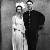 1928 heirate Wallis erneut. Diesmal hieß der Bräutigam Ernest Simpson. 1931 lernte Wallis Prinz Edward auf einer Party kennen. Erst wurde sie wurde Teil seines Freundeskreises, dann seine Geliebte und schließlich seine Lebensgefährtin. 1937 ließ sich Wallis von Ernest scheiden. 