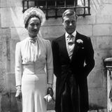Nach Edwards Abdankung zieht das Paar nach Frankreich. Am 3. Juni 1937 heiratet es im Chateau de Conde. Kein Mitglied der Königsfamilie ist anwesend. Wallis ist jetzt die Herzogin von Windsor. Zeitlebens wird ihr der Prädikatstitel "Ihre Königliche Hoheit" verwehrt. Ein Umstand, mit dem Edward bis zu seinem Tod im Mai 1972 hadern wird. Wallis stirbt im April 1986, ebenfalls in Paris. Sie wird neben Edward im Königlichen Grab auf dem Frogmore-Anwesen in Windsor beerdigt. An der Trauerfeier in der St. George's Kapelle nimmt neben Queen Elizabeth, Prinz Philip und Prinz Charles auch Queen Mum teil. 