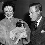 Wallis Simpson liebte Hunde, genauer gesagt: Möpse. Zeitweise hielten sie und Edward gleich fünf der kleinen Vierbeiner auf einmal. Auf diesem Foto trägt Wallis ihren drei Monate alten Hund Disraeli auf dem Arm.
