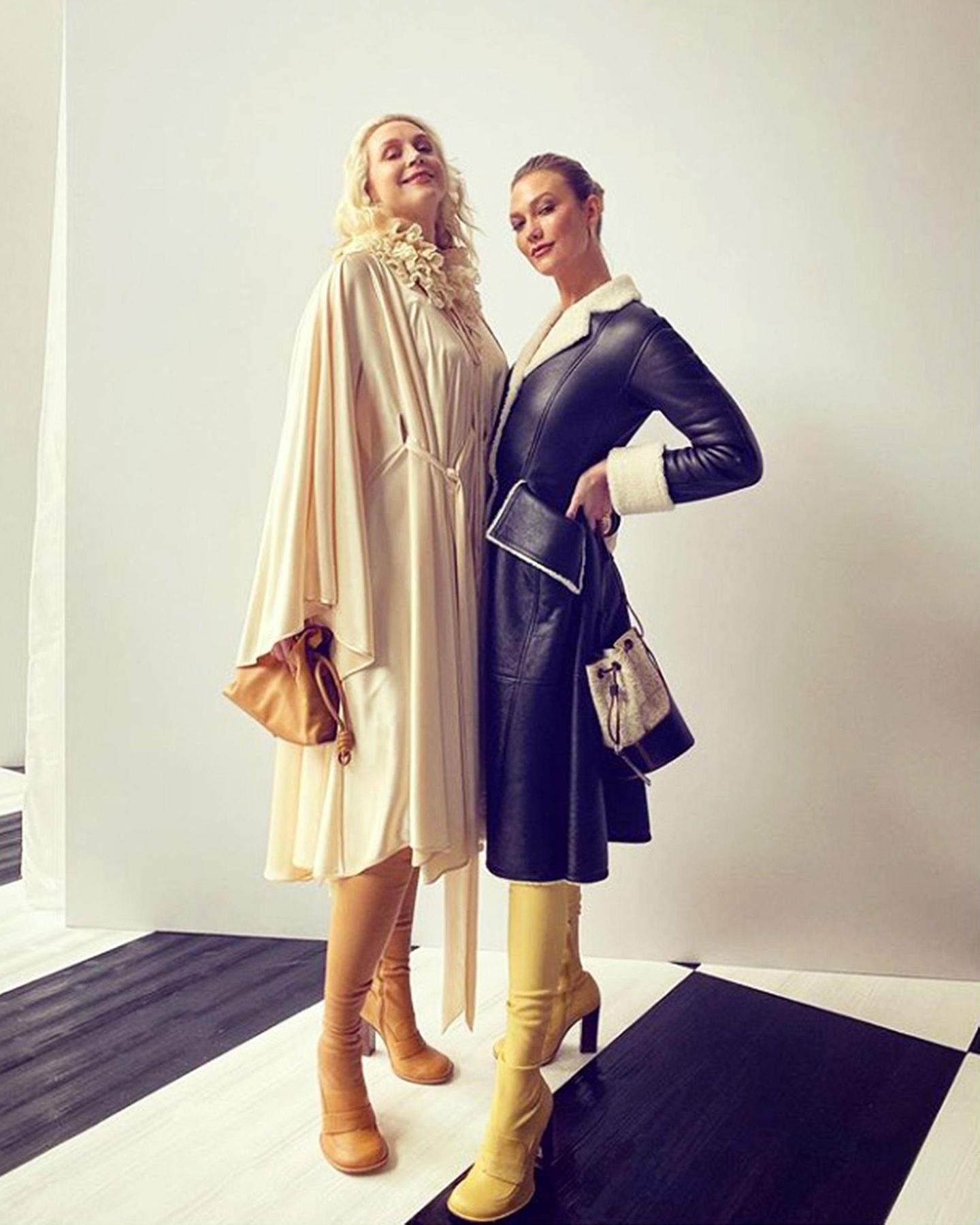 Groß trifft größer! Zusammen und die Absätze mit eingerechnet sind Gwendoline Christie (1,91 m)  und Karlie Kloss (1,88 m) um die 4 Meter groß. 4 Meter "göttliche Dekadenz" wie Society-Liebling Derek Blasberg sein Instagram-Foto kommentiert. Entstanden ist es während der Fashion-Week in Paris.