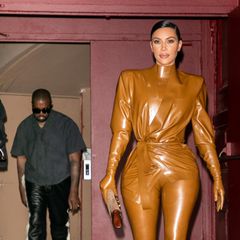 Zum Gottesdienst von Gatte Kanye West kommt Kim Kardashian im Ganzkörper-Gummischlauch. Ob das wohl der passende Anlass für den Look ist?