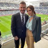 David Beckham hat ein neues "Baby"; den Fußballclub "Inter Miami CF", den er mitgründete, und der gerade sein erstes Spiel in der MLS, der amerikanischen Fußball-Liga, hatte. Klar. dass ihm auch an diesem Tag Ehefrau Victoria unterstützend und mega stylisch zur Seite steht. In einer beigen Kordhose und einer türkisfarbenen Bluse, über die sie sich lässig einen gemusterten Blazer geworfen hat, macht die Designerin eine tolle Figur. 