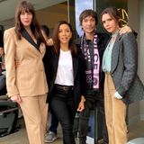 Prominente Unterstützung hat sie außerdem dabei: Liv Tyler, Eva Longoria und Star-Stylist Ken Paves posieren mit Victoria auf der Tribüne. Auch die beiden Schauspielerinnen entscheiden sich für überraschend schicke Hosenanzüge. 