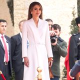 Königin Rania hat ein Händchen für Mode, was sie wieder einmal unter Beweis gestellt hat. Beim Staatsbesuch von König Harald und Königin Sonja setzt sie auf einen eleganten weißen Look. 