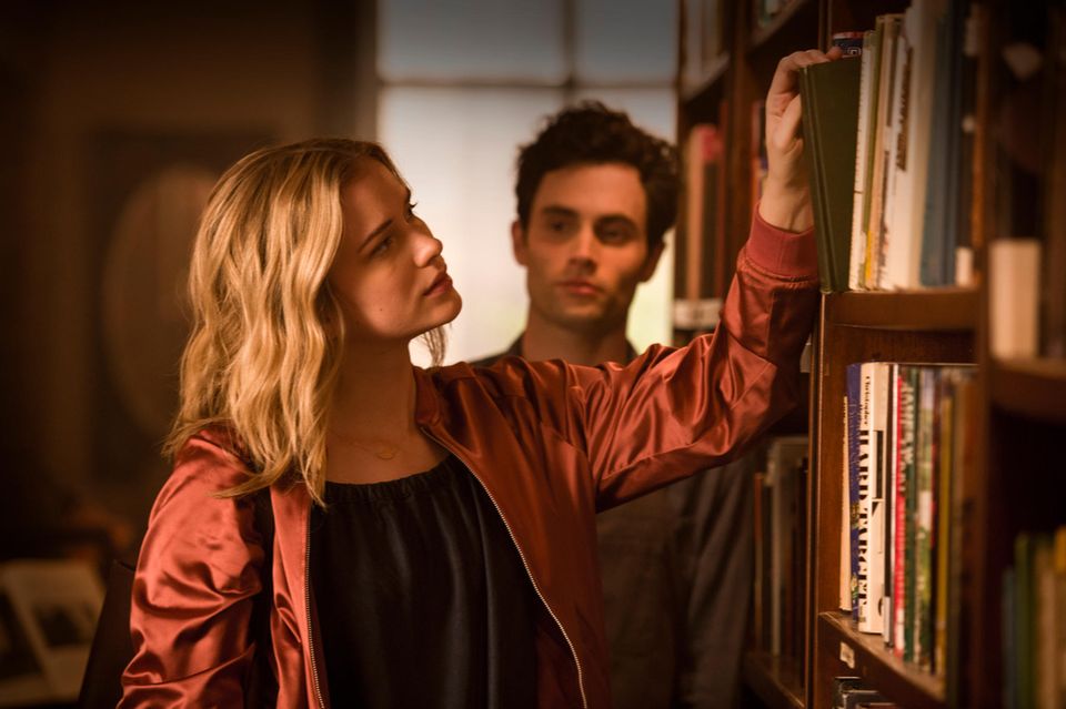 "Orange Is The New Black": Beck (Elizabeth Lail) wird von Joe (Penn Badgley) ständig beobachtet Beck (Elizabeth Lail) wird von Joe (Penn Badgley) ständig beobachtet