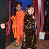 Wer glaubt, dass die siebenjährige Penelope nur einen Gucci-Mantel besitzt, irrt. Abends trägt sie ein weiteres Modell, dieses Mal aus Fake-Fur. Kostenpunkt: Über 1.300 Euro.
