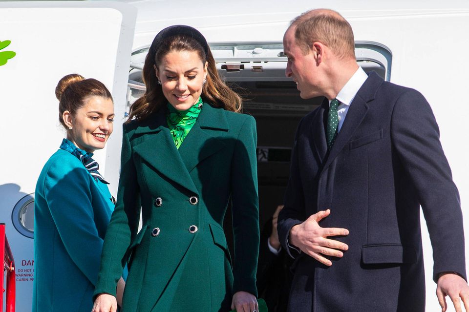 Herzogin Catherine: Herzogin Catherine und Prinz William landen in Dublin. Zum Auftakt ihrer Irlandreise könnten sie sich nicht diplomatischer zeigen: Während Kate ein grün-gemustertes Kleid von Alessandra Rich und einen dunkelgrünen Mantel von Catherine Walker trägt, setzt auch William mit seiner grünen Krawatte einen farblichen Akzent - in der Nationalfarbe des Landes. Herzogin Catherine und Prinz William landen in Dublin. Zum Auftakt ihrer Irlandreise könnten sie sich nicht diplomatischer zeigen: Während Kate ein grün-gemustertes Kleid von Alessandra Rich und einen dunkelgrünen Mantel von Catherine Walker trägt, setzt auch William mit seiner grünen Krawatte einen farblichen Akzent - in der Nationalfarbe des Landes.