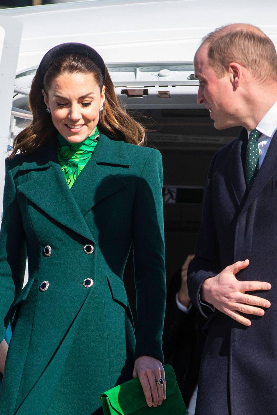 Herzogin Catherine und Prinz William landen in Dublin. Zum Auftakt ihrer Irlandreise könnten sie sich nicht diplomatischer zeigen: Während Kate ein grün-gemustertes Kleid von Alessandra Rich und einen dunkelgrünen Mantel von Catherine Walker trägt, setzt auch William mit seiner grünen Krawatte einen farblichen Akzent - in der Nationalfarbe des Landes. Herzogin Catherine und Prinz William landen in Dublin. Zum Auftakt ihrer Irlandreise könnten sie sich nicht diplomatischer zeigen: Während Kate ein grün-gemustertes Kleid von Alessandra Rich und einen dunkelgrünen Mantel von Catherine Walker trägt, setzt auch William mit seiner grünen Krawatte einen farblichen Akzent - in der Nationalfarbe des Landes.