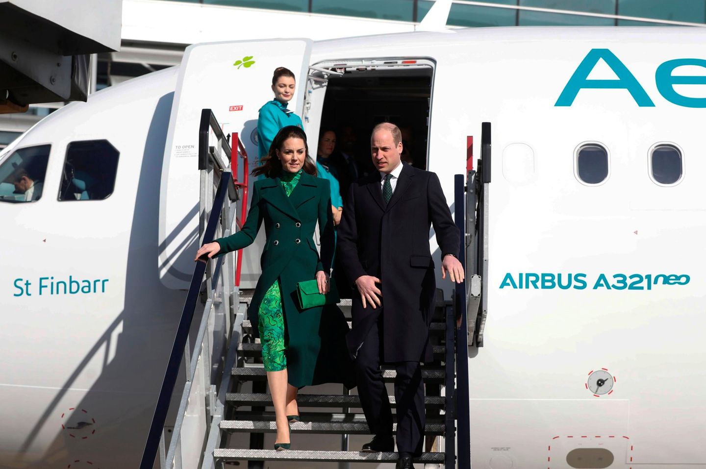 Herzlich willkommen in Irland, Herzogin Catherine und Prinz William! Das Paar landet gegen 14.35 Uhr deutscher Zeit am Flughafen von Dublin. Angereist ist es in einem öffentlichen Flugzeug der Gesellschaft Air Lingus. Kein Wunder: Das Thema Umwelt- und Klimaschutz steht auf dem Programmplan ihrer dreitägigen Reise.