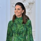 Das gemusterte Kleid ist ein echter Hingucker! Entworfen hat es die Designerin Alexandra Rich. In ihrem Haar trägt Kate eines ihrer Lieblings-Accessoires: einen Haarreif. Natürlich auch in Grün.