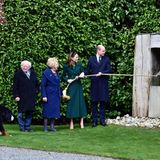 Die Gruppe verschlägt es in den Garten. Dort läuten Herzogin Catherine und Prinz William die Friedensglocke. Aufmerksame Beobachter werden erkennen, dass sich jemand dazu geschlichen hat: Brod, der Hund des Präsidenten, schaut genau hin, was in seinem Revier vor sich geht. Offenbar ist er einverstanden: kein einziges Bellen ist zu hören. Die mitgereiste Presse ist begeistert. Ihr Urteil: "Brod ist ein braver Hund".