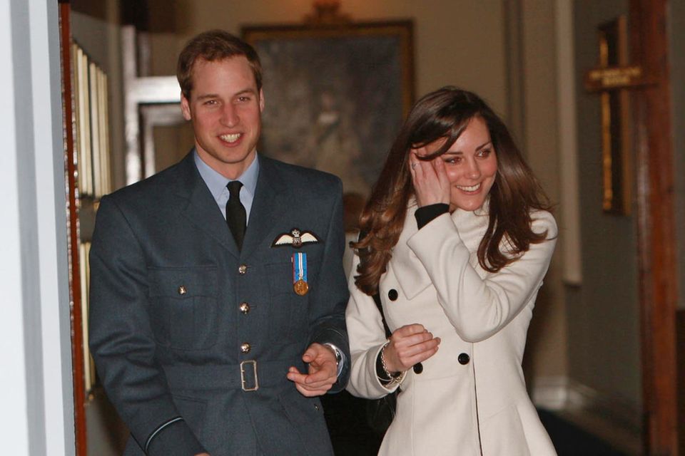 Vor langer Zeit: Prinz William und Kate Middleton feiern seinen Abschluss bei der RAF. Sie trägt den gleichen weißen Mantel von Reiss. 