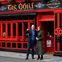 Tag 3  Am dritten Tag ihrer Irlandreise ist es auch endlich Zeit für einen Pub-Besuch in Stadtzentrum von Galway. Hunderte Schaulustige sind gekommen, um William und Kate zu sehen.