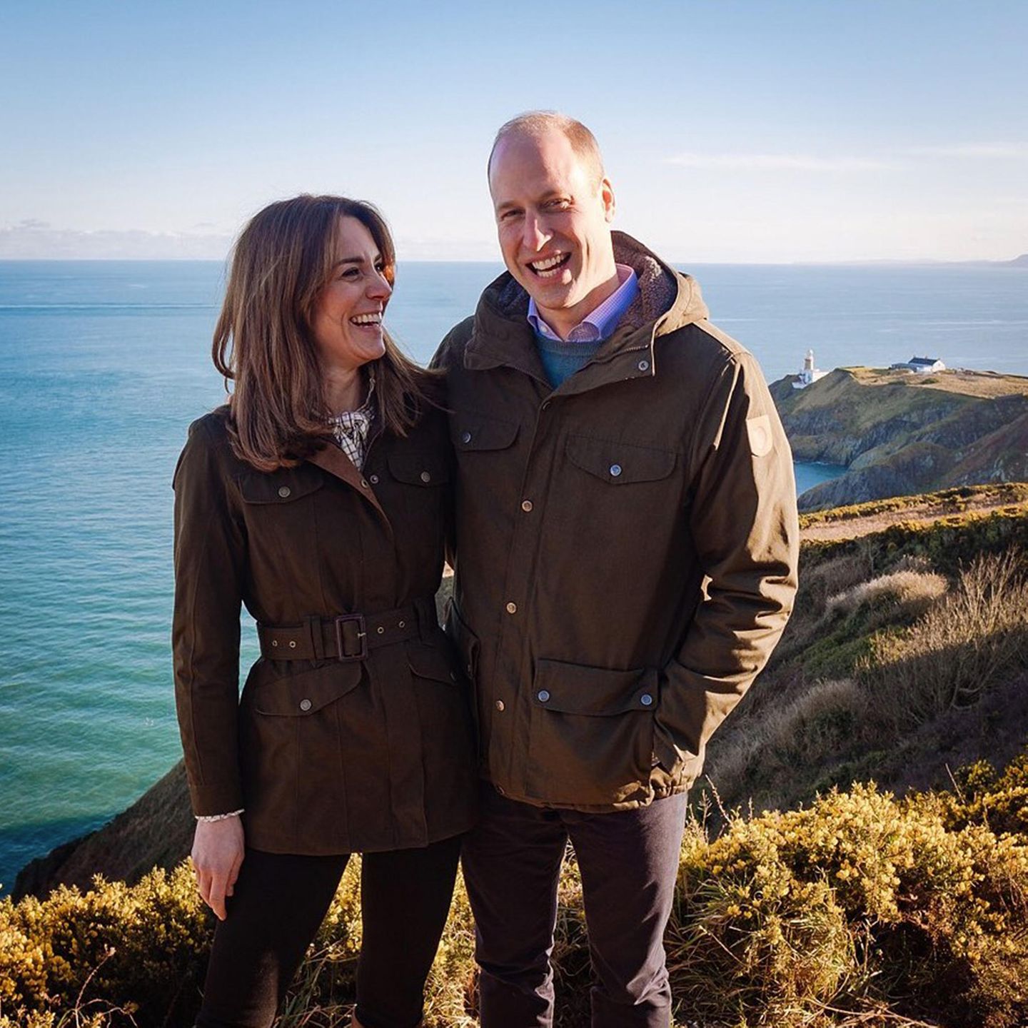 6. März 2020  Mit diesem schönen Pärchenbild am sonnigen Howth Cliff bedanken sich Herzogin Catherine und Prinz William für drei schöne Tage in Irland. Das sie dort viele wundervolle menschen kennengelernt haben, kann man ihren strahlenden Gesichtern richtig ansehen
