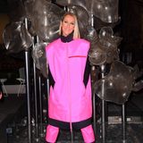 Nach einem Konzert wirft sich Céline Dion erst einmal etwas gemütliches über: In einem pinkfarbenen Oversize-Zweiteiler des Labels Prada posiert die Sängerin entspannt mit den Händen in der Tasche für die Fotografen. 