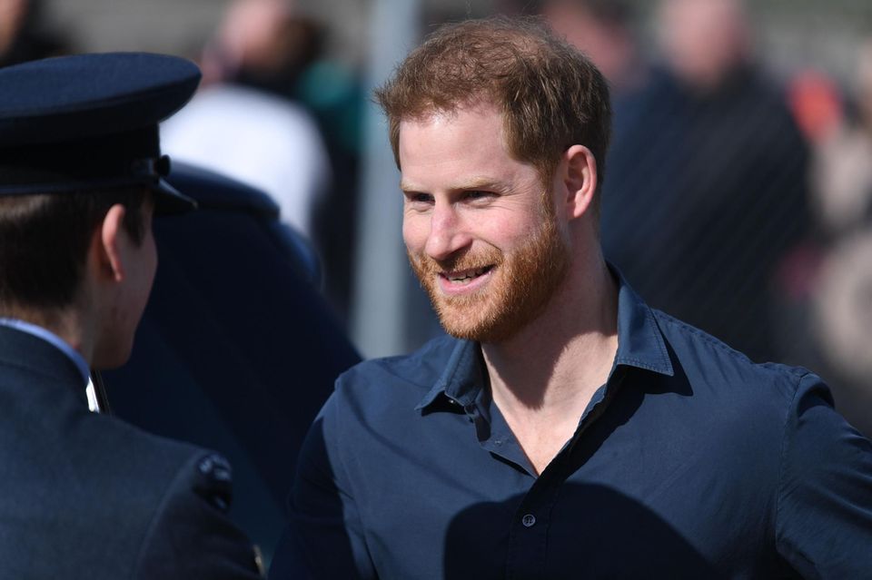 Prinz Harry am 6. März bei einem Termin in Silverstone. Die Frage: Wie echt ist dieses Lächeln?