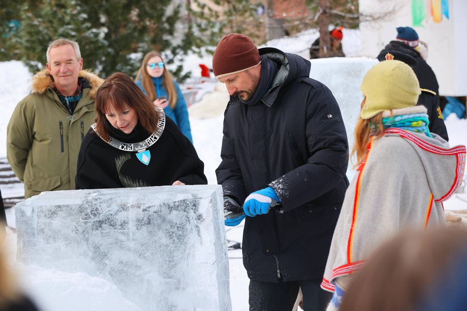 Prinz Haakon besucht einen Eisskulpturen-Park Prinz Haakon besucht einen Eisskulpturen-Park
