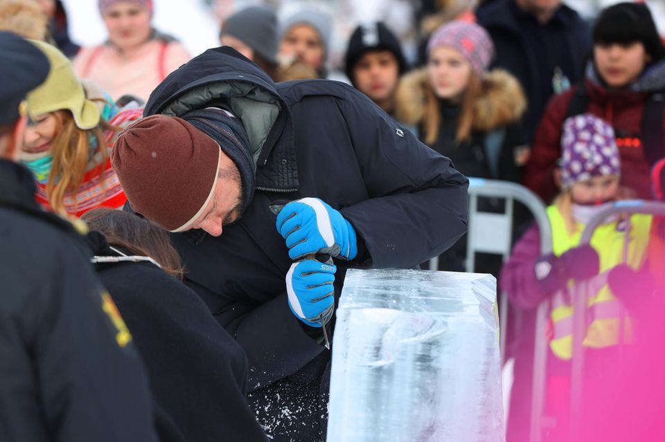 Prinz Haakon besucht einen Eisskulpturen-Park Prinz Haakon besucht einen Eisskulpturen-Park
