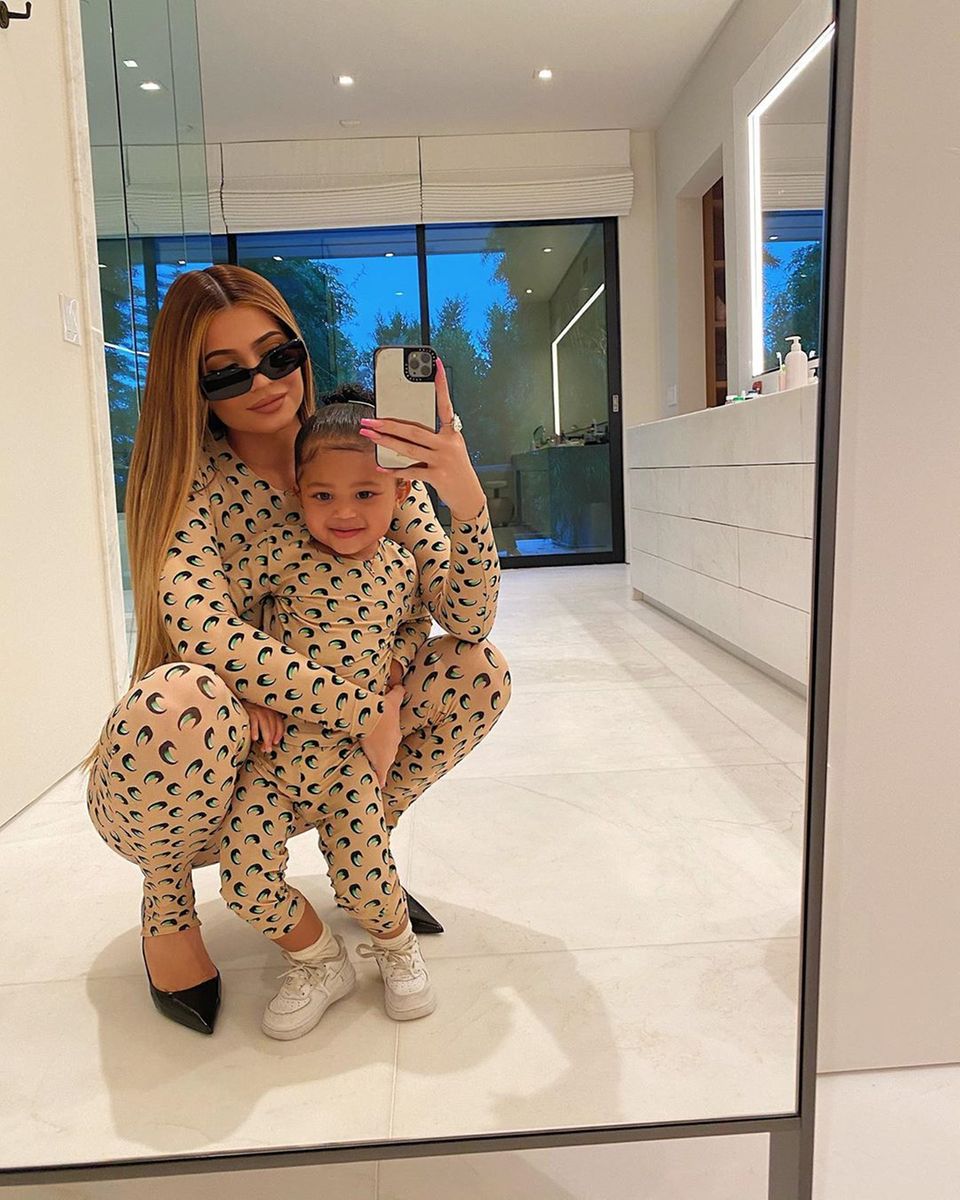 6. März 2020 Mama und Tochter im Partnerlook: Kylie Jenner und Tochter Stormi tragen den gleichen hautfarbenen Hausanzug. Schnell noch ein Selfie gemacht, dann kann der Tag zu Ende gehen. 6. März 2020 Mama und Tochter im Partnerlook: Kylie Jenner und Tochter Stormi tragen den gleichen hautfarbenen Hausanzug. Schnell noch ein Selfie gemacht, dann kann der Tag zu Ende gehen.
