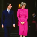 Sie zeigen die zu der Zeit 23-Jährige während einer königlichen Italien-Reise an der Seite ihres damaligen Ehemannes Prinz Charles. In einem gepunkteten Midi-Dress in einem frühlingshaften Pink verlässt Prinzessin Diana den Petersdom. Eine modische Kreation des Designers Donald Campbell, dessen raffiniert tailliertes Kleid für eine fabelhafte Figur sorgt. Fast genau 35 Jahre später wird dieser Look eine Style-Inspiration für eine von Dianas Schwiegertöchtern sein ...