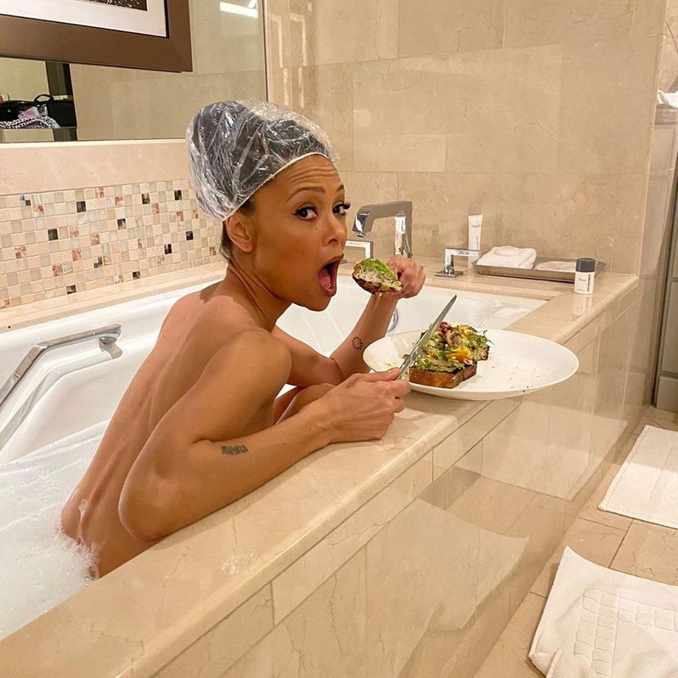 Thandie Newton sitzt in der Badewanne und isst Thandie Newton sitzt in der Badewanne und isst