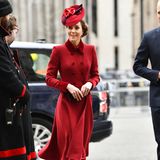 Herzogin Catherine wählt zum zweiten Mal in Folge ein rotes Mantelkleid mit doppelreihiger Knopfleiste für den Gottesdienst am Commonwealth Day. Das Modell stammt aus der Feder von Catherine Walker und wurde schon 2018 zum Weihnachtsgottesdienst von ihr getragen. 