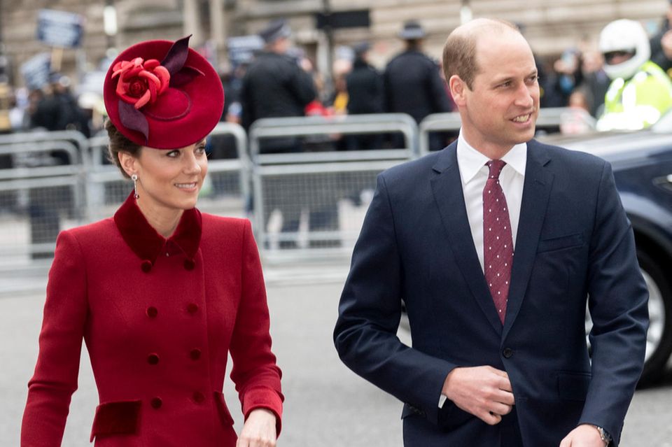 Auch bei Kate und William herrscht modische Harmonie: Die Krawatte des Thronfolgers ist farblich perfekt auf den Mantel seiner Frau abgestimmt. 