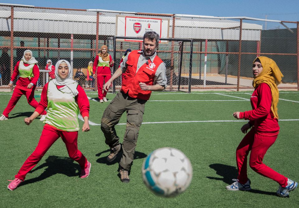 9. März 2020  Bereits am 4. März besuchte Prinz Frederik mit der Kinderhilfsorganisation "Red Barnet" das Flüchtlingslager Zaatari in Jordanien, wo er es sich nicht hat nehmen lassen, mit den Fußball-Mädchen eine Runde auf dem Rasen zu kicken. Die Bilder würden jetzt veröffentlicht.