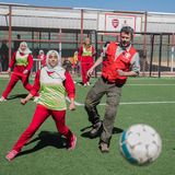 9. März 2020  Bereits am 4. März besuchte Prinz Frederik mit der Kinderhilfsorganisation "Red Barnet" das Flüchtlingslager Zaatari in Jordanien, wo er es sich nicht hat nehmen lassen, mit den Fußball-Mädchen eine Runde auf dem Rasen zu kicken. Die Bilder würden jetzt veröffentlicht.