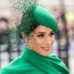 Herzogin Meghan setzt bei ihrem Abschieds-Look auf die Farbe Grün. Ob sie damit ein Zeichen setzen will? Immerhin steht Grün für die Hoffnung ...