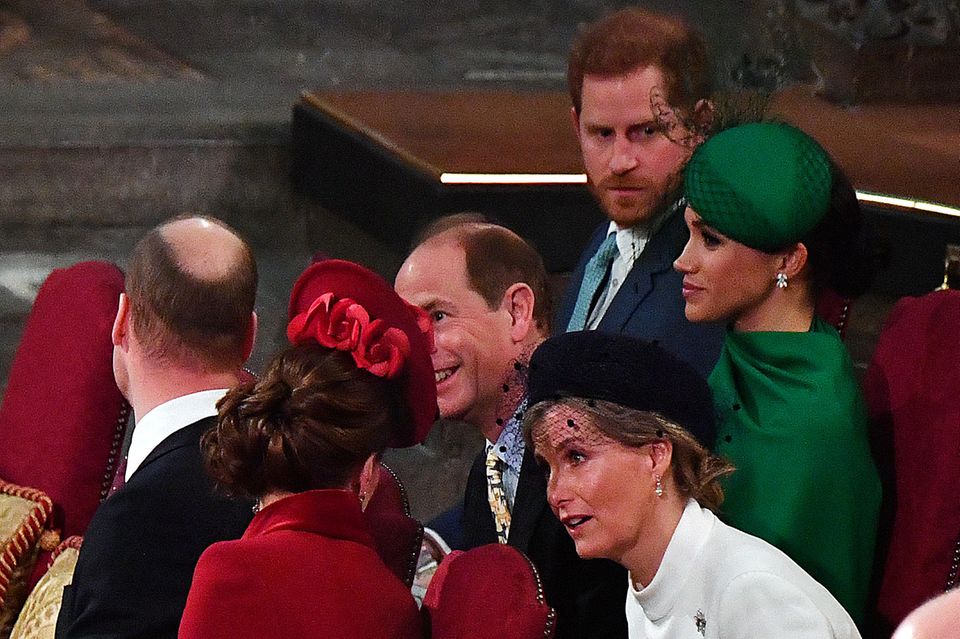 William und Kate interagieren kaum mit Harry und Meghan. Das liegt vermutlich an der Sitzordnung. Mit Prinz Edward und Gräfin Sophie fällt da das Plaudern deutlich leichter. 