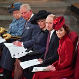 Die Queen als Oberhaupt der Familie Windsor sitzt ganz vorne in der ersten Reihe. Es folgten gemäß der Rangfolge im britischen Königshaus Prinz Charles, Herzogin Camilla, Prinz William und Herzogin Catherine. Harry und Meghan sitzen dahinter, in Reihe zwei.