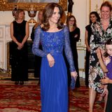 Wow! Am Abend des Commonwealth Day ist Herzogin Catherine Gastgeberin der "Place2Be"-Gala im Buckingham Palast. Sie trägt eine bodenlange blaue Robe mit Glitzerapplikationen am Oberteil. 