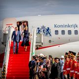 9. März 2020  Stürmisch ist es bei der Ankunft von König Willem-Alexander und Königin Máxima auf dem Flughafen von Jakarta. Bis Freitag, den 13. März besucht das Königspaar den weltgrößten Inselstaat, der bis 1945 mehr als 300 Jahre unter niederländischer Kolonialherrschaft stand.