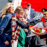 Die Begrüßung ist überaus herzlich und traditionell mit Blumenkette für König Willem-Alexander und einem großen Strauß Blumen für Máxima.