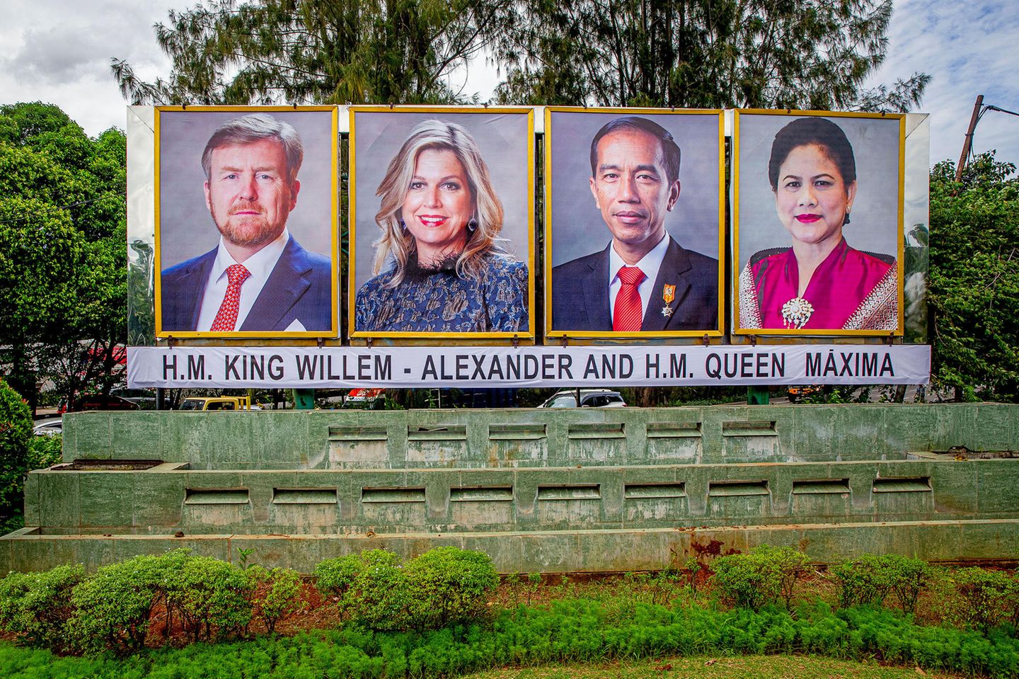 König Willem-Alexander + Königin Máxima: Die Begrüßung durch das Präsidentenpaar Widodo passiert vorerst auf Plakaten, der offizielle Teil des Staatsbesuchs beginnt einen Tag später am 10. März.