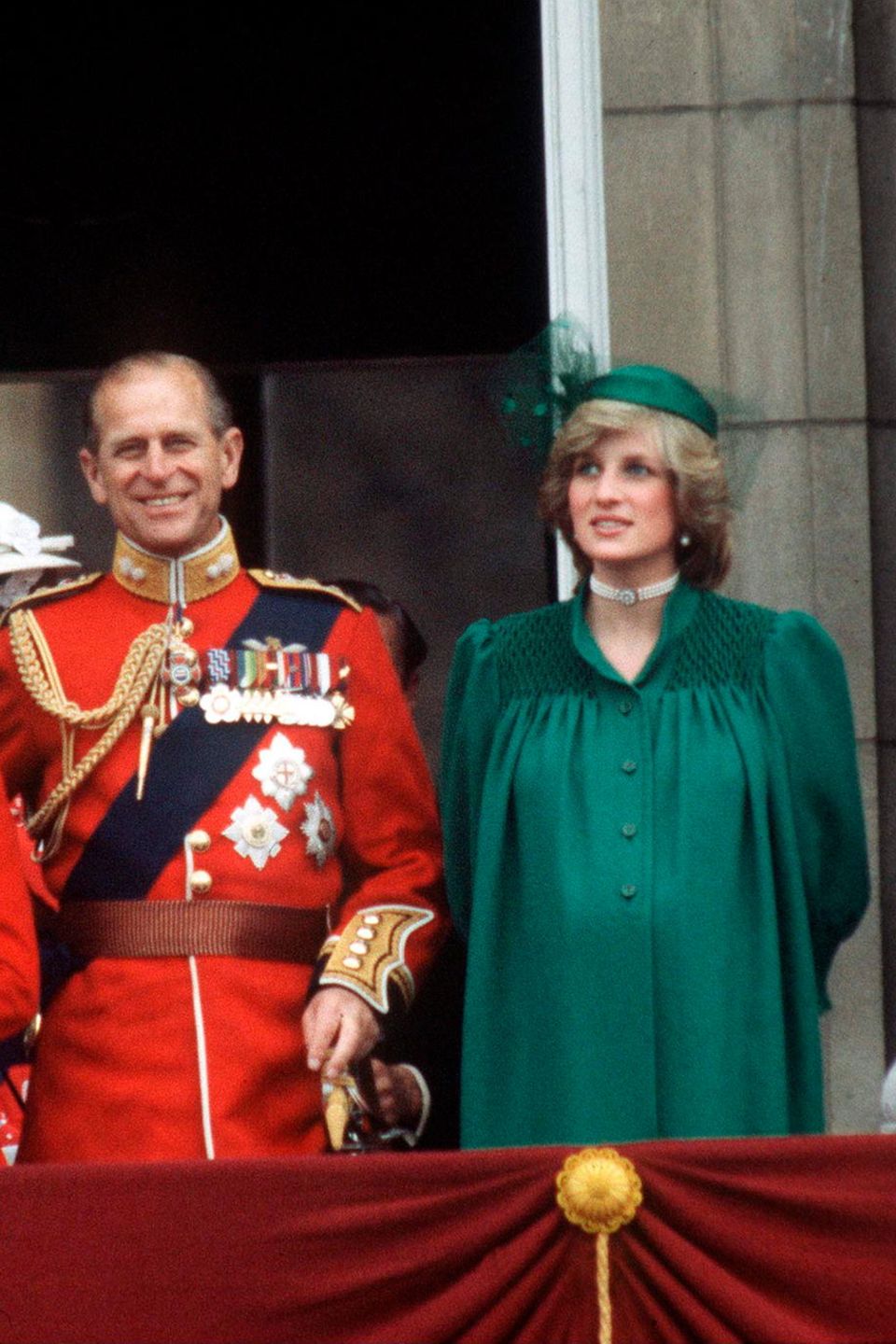 Während der "Trooping the Colour"-Zeremonie im Jahr 1982 zeigte sich Prinzessin Diana mit Babykugel und einem durchaus ähnlichem Look, insbesondere mit beinahe identischer Kopfbedeckung, wie wir ihn bei Meghan während ihres letzten offiziellen Auftritts gesehen haben. 