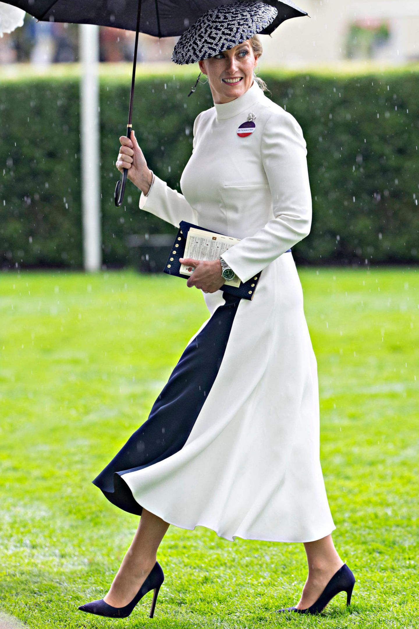 Schon in Ascot trug Gräfin Sophie das weiße Suzannah-Kleid